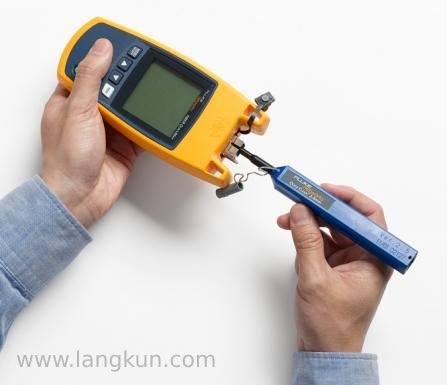 黄色手持Fluke测试仪的连接器端口正在用快速清洁工具清洁